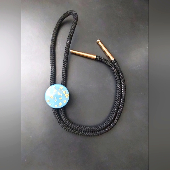 Lucite Bolo Tie with Gold flecks, 70s bolo tie - Picture 4 of 6